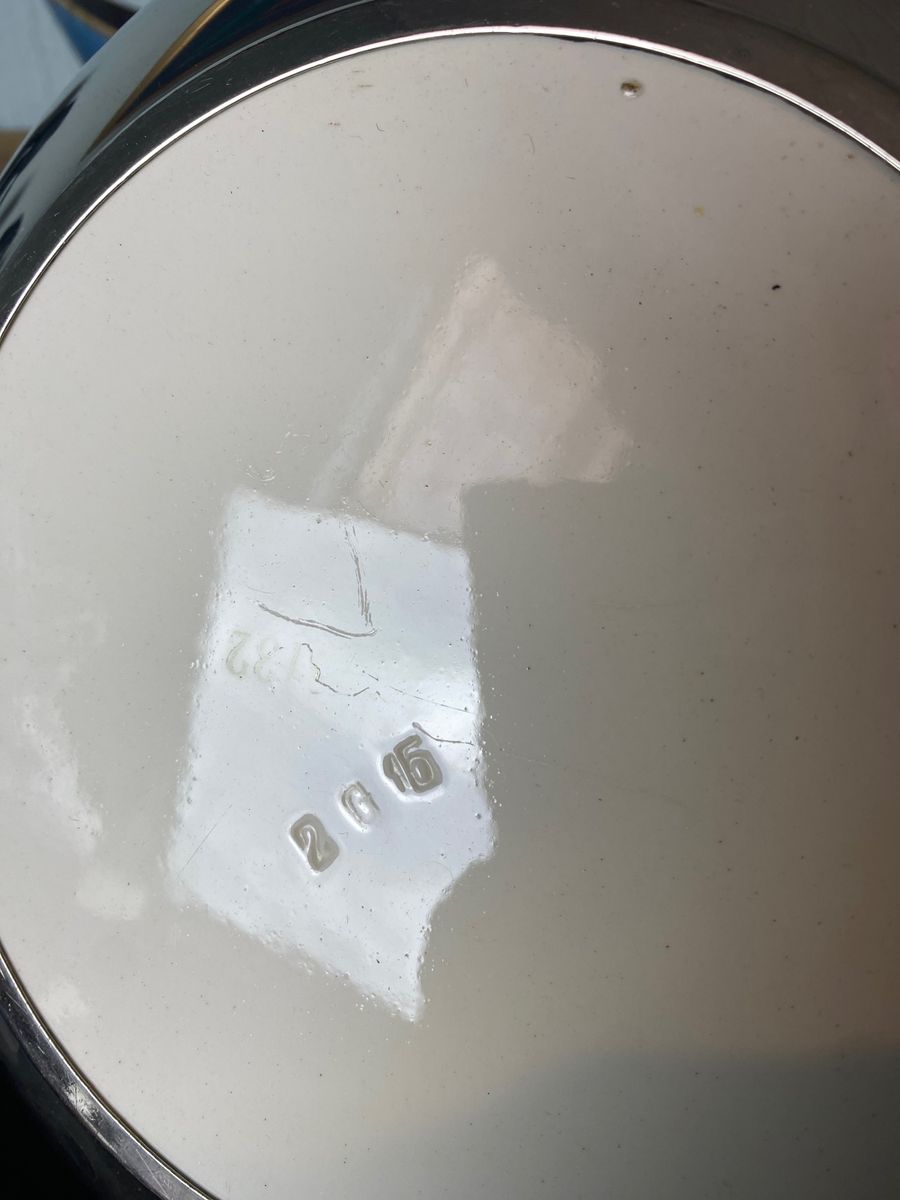 Brødkurv / brødfat, metall og porselen