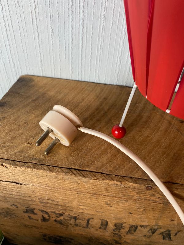Rød Tivoli-lampe med båndskjerm og kuleføtter