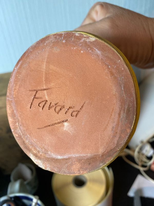 Gul keramikkmugge med buet hank – signert «Favard»