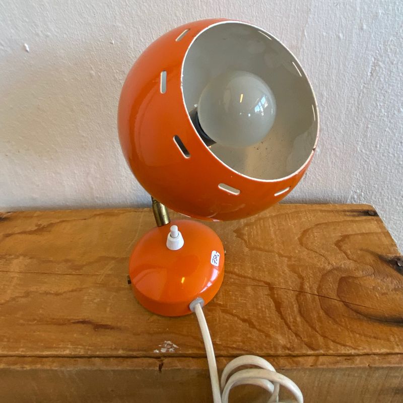 Oransje vegglampe i metall