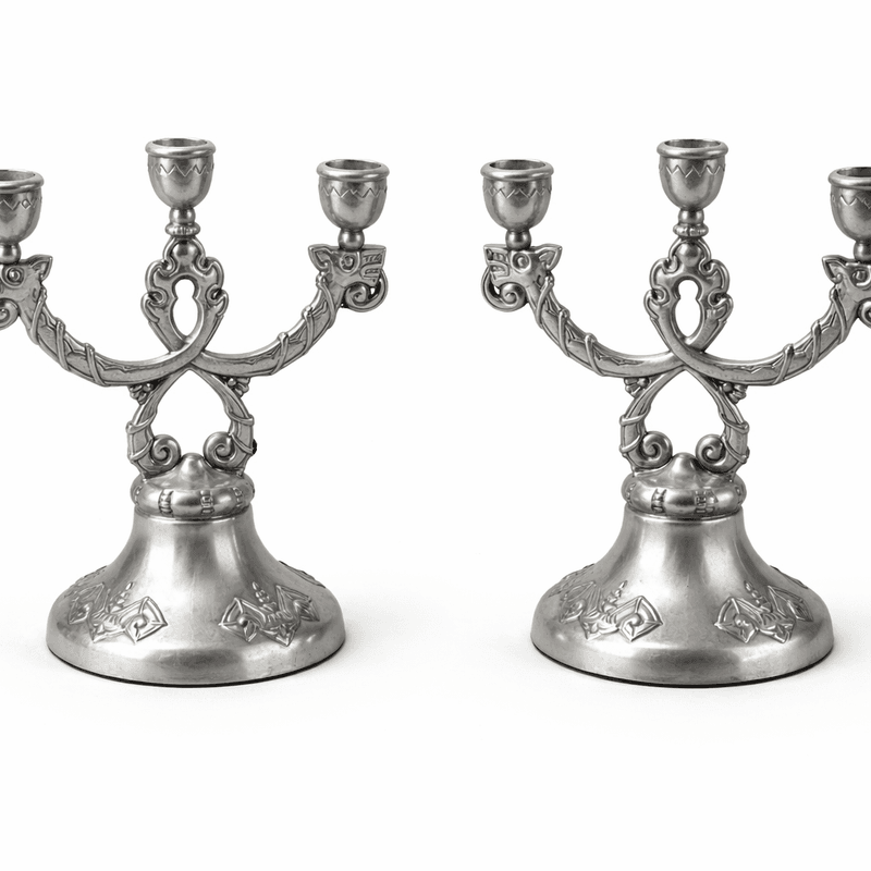2 tre-armede lysestaker i metall