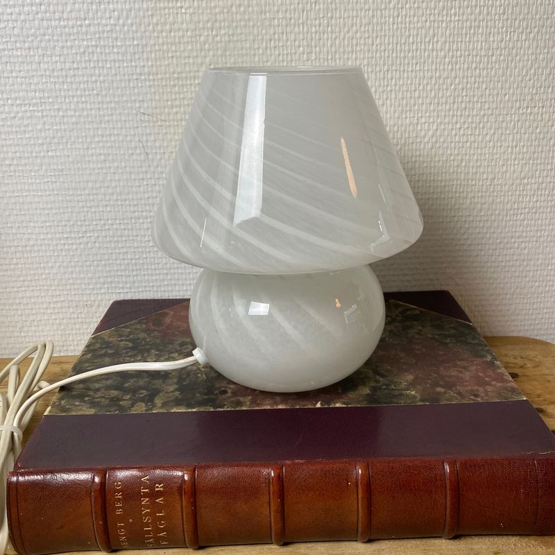 Hvit sopplampe i glass